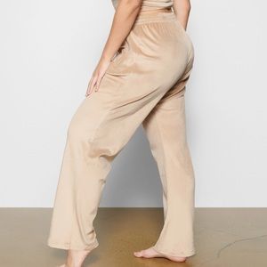 SKIMS Velour Track Pant in Honey